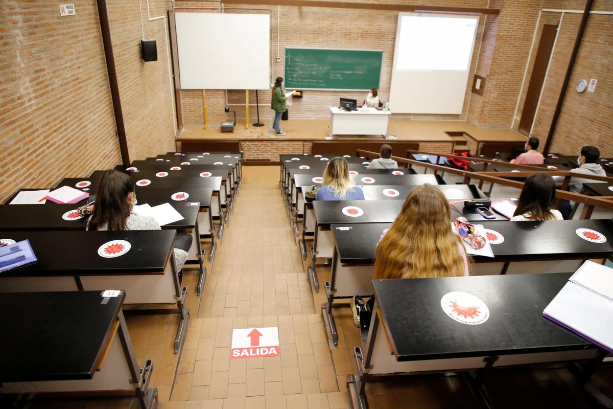 Estudiantes en el inicio del curso en la Facultad de Farmacia.