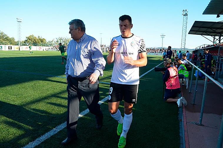 Uxío tras romperse el cruzado de su rodilla izquierda en Guijuelo junto al doctor Garrido.