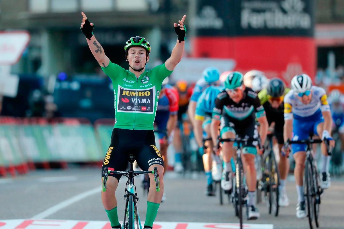 Roglic celebra el triunfo en Suances.