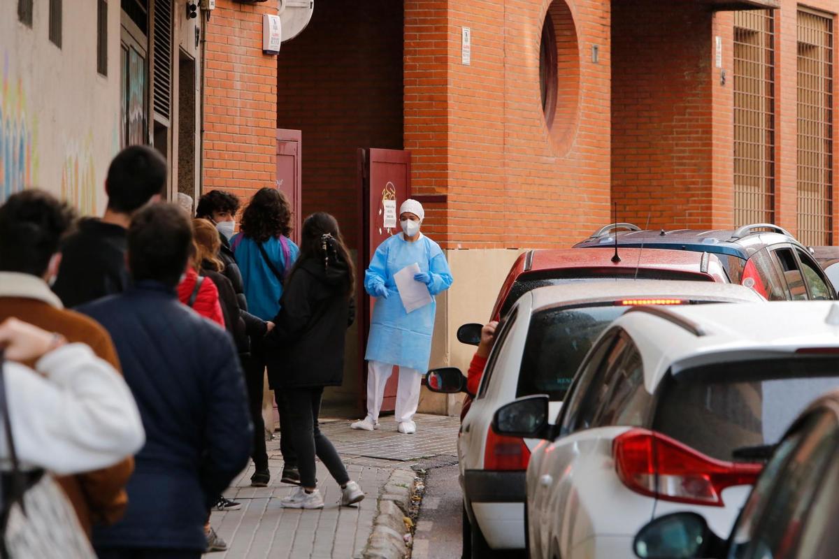 Colas para hacerse un test PCR en el centro de salud de La Alamedilla.