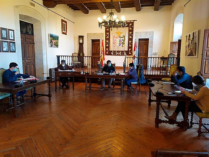 Imagen del pleno celebrado en el Ayuntamiento de Candelario con distanciamiento social por el COVID