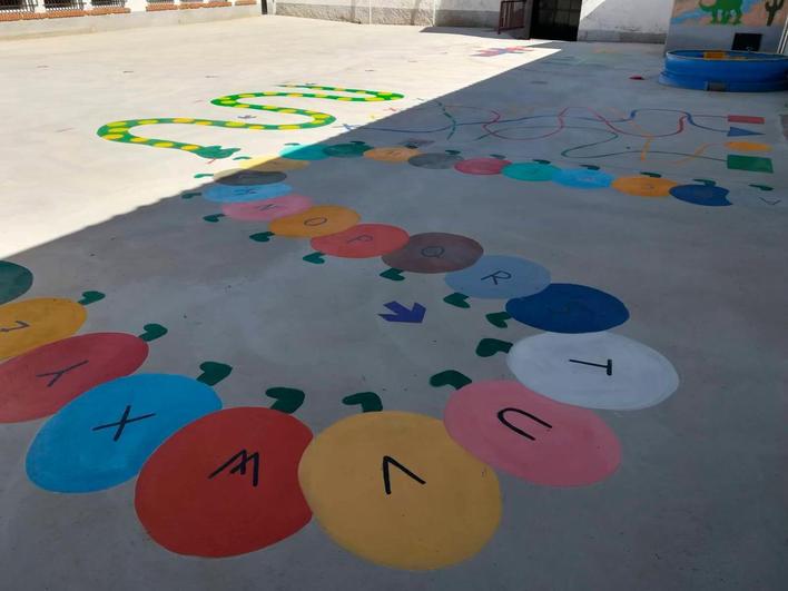 Algunos de los juegos creados en el patio del colegio