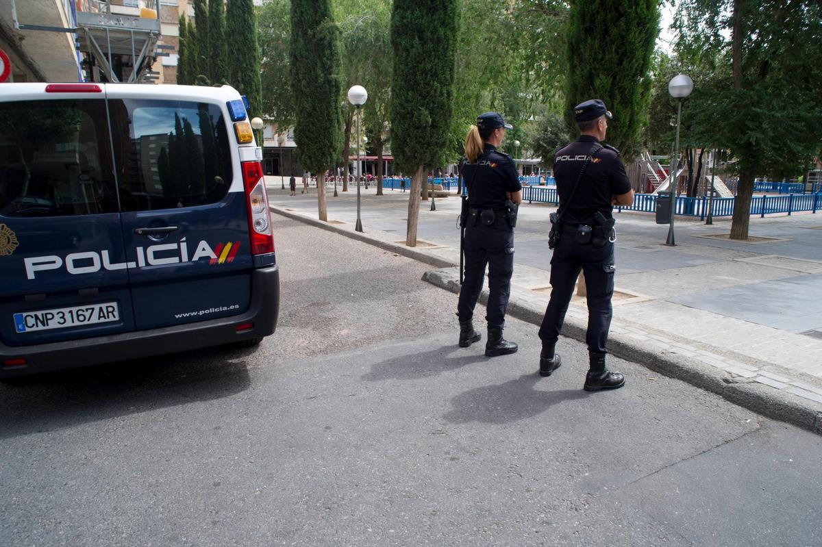 Agentes de la Policía Nacional en la plaza de Barcelona en una intervención anterior