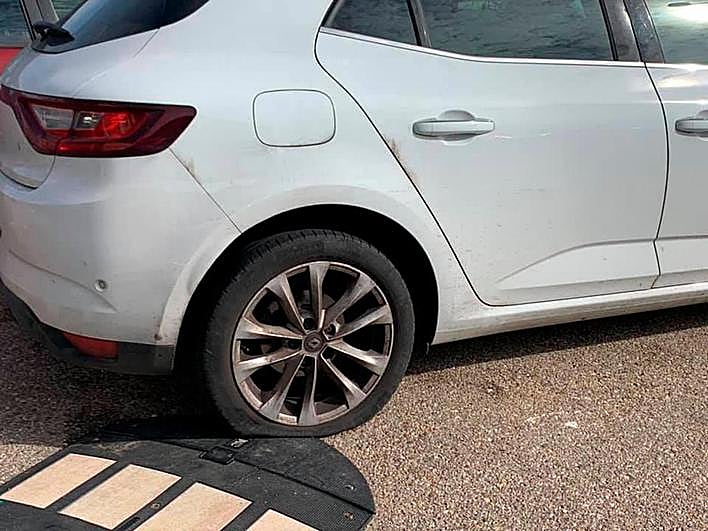 Un coche con la rueda pinchada en Villamayor