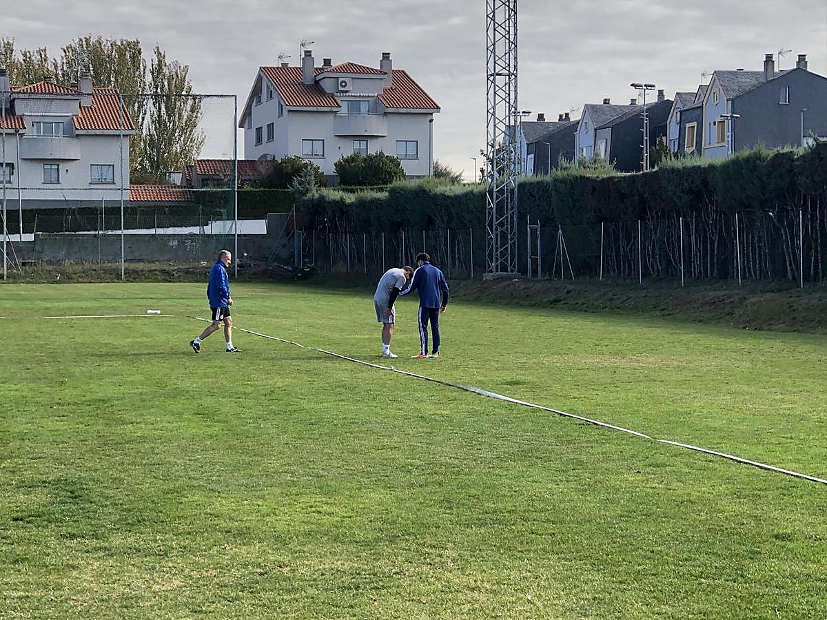 Amaro, con el fisioterapeuta tras lesionarse.