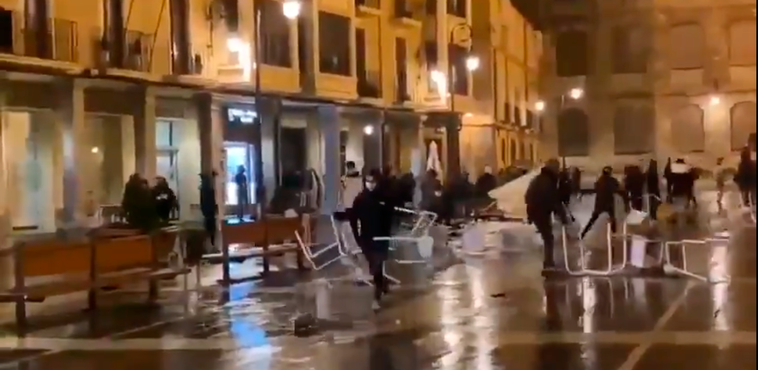 Los jóvenes destrozan una terraza en el centro de León