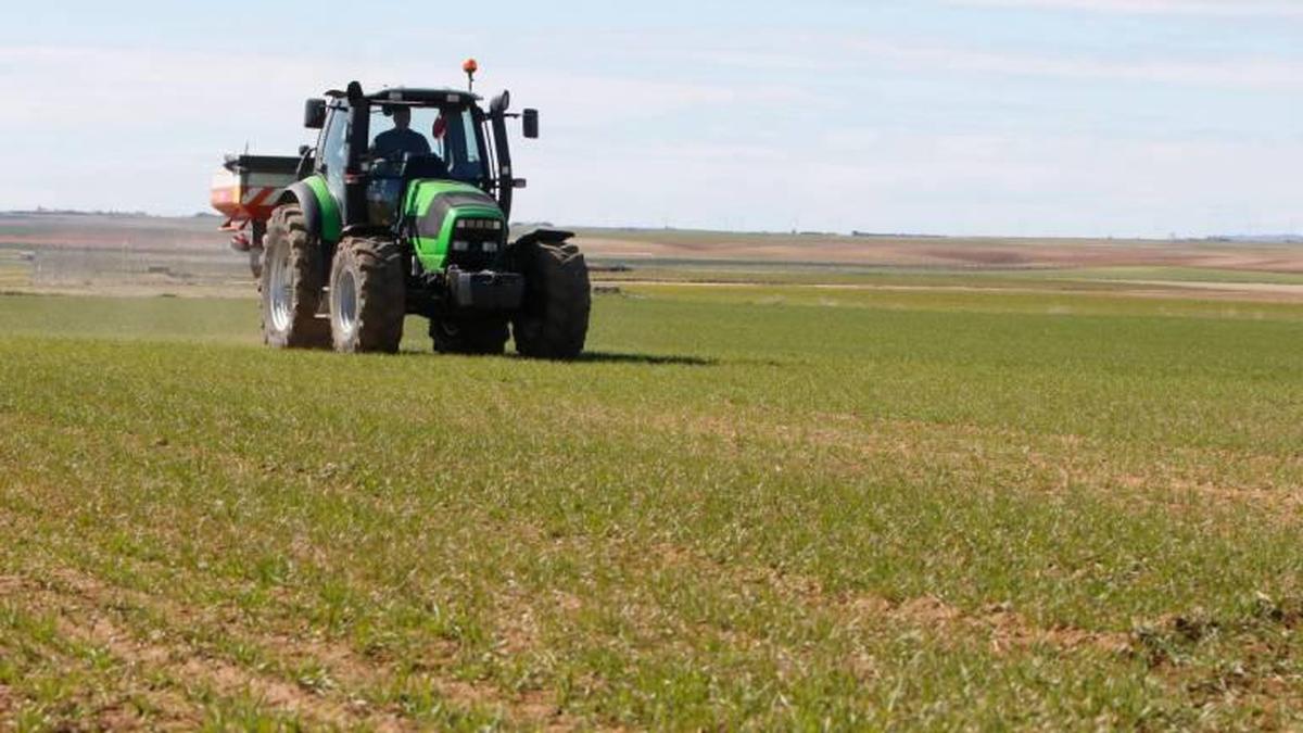 Un tractor abonando un sembrado en Salamanca.