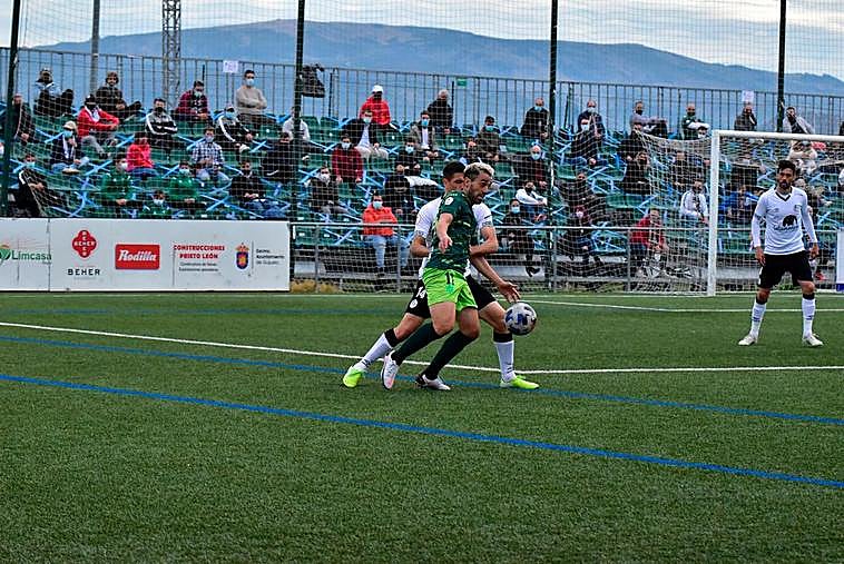 Antonio Pino, peleando por el balón con Delorenzi en el derbi del domingo.