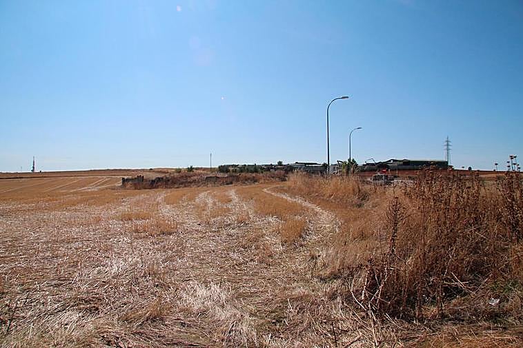 Terrenos junto a la SA-300 al inicio del término municipal de Villamayor, donde se ubicará el crematorio.
