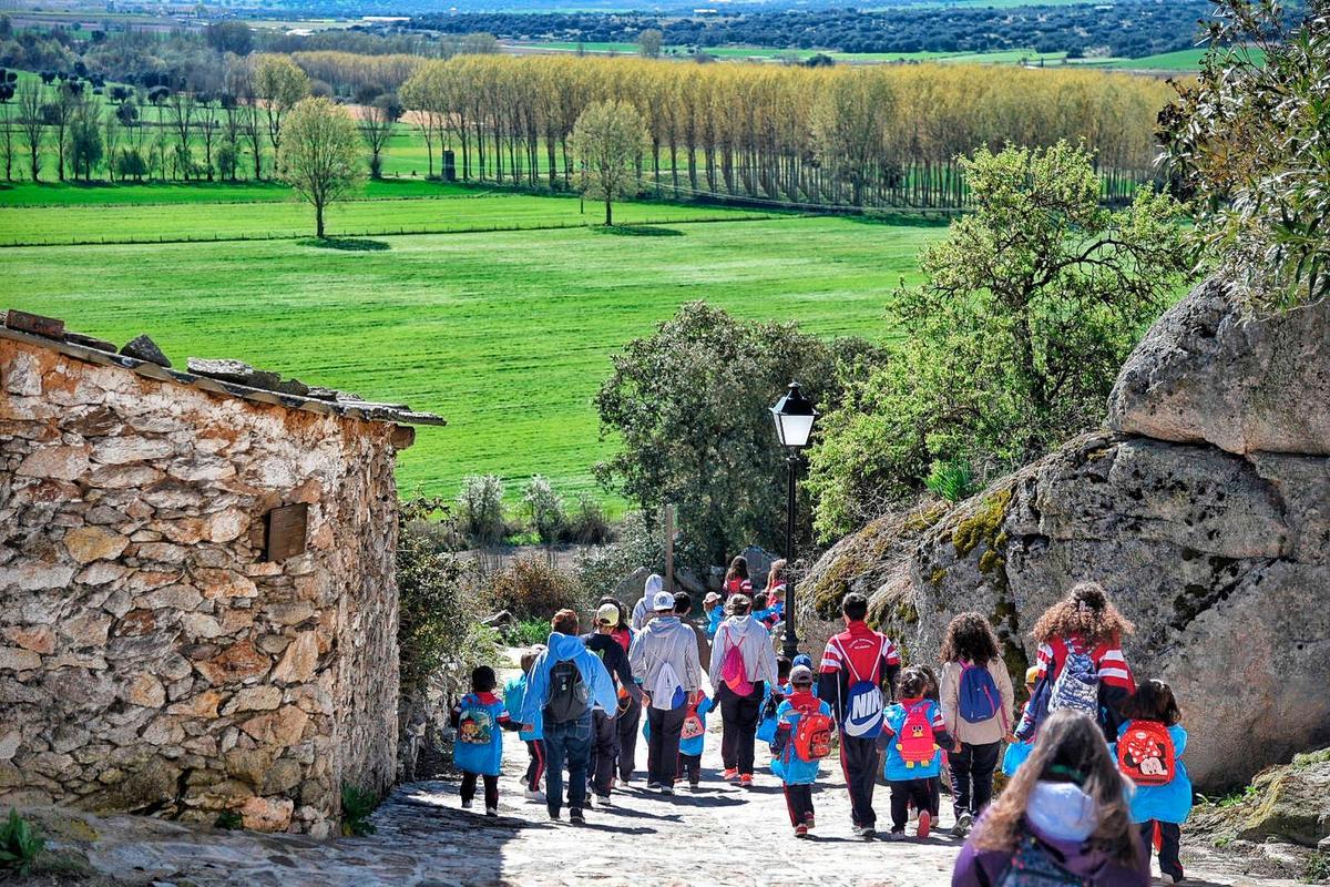 Excursión de escolares de visita en el Museo de la Falla y el mirador de La Peña del Castillo