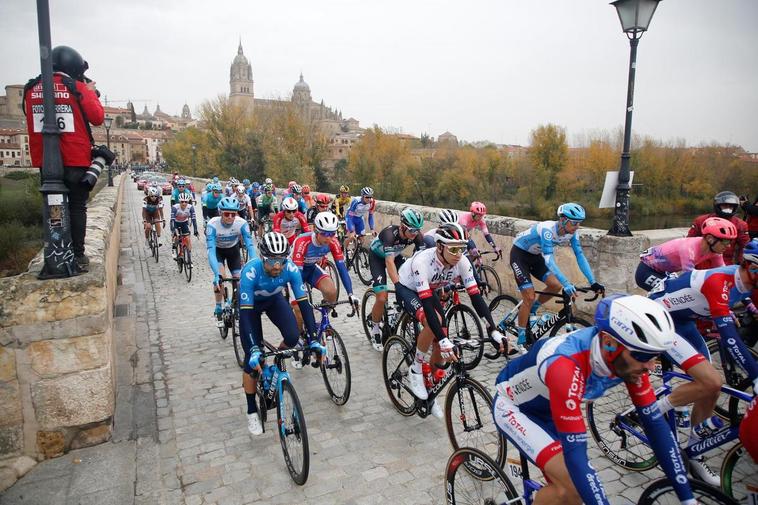 Paso del pelotón por el Puente Romano.