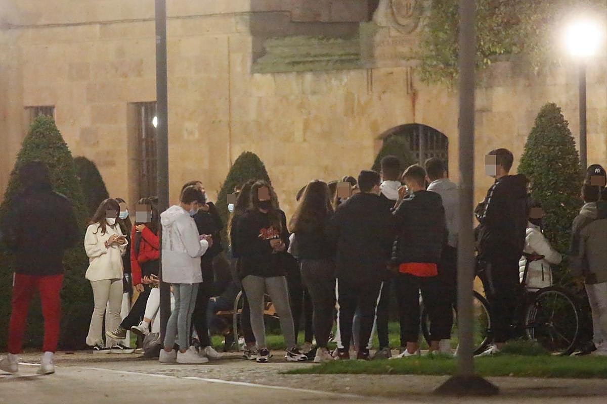 Jóvenes reunidos ilegalmente en la tarde del sábado junto a la Facultad de Ciencias.