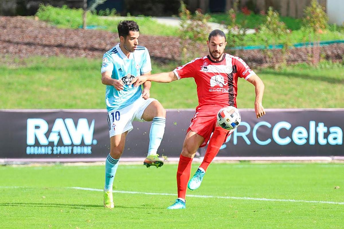 Mario Gómez controla el balón en un lance del encuentro.