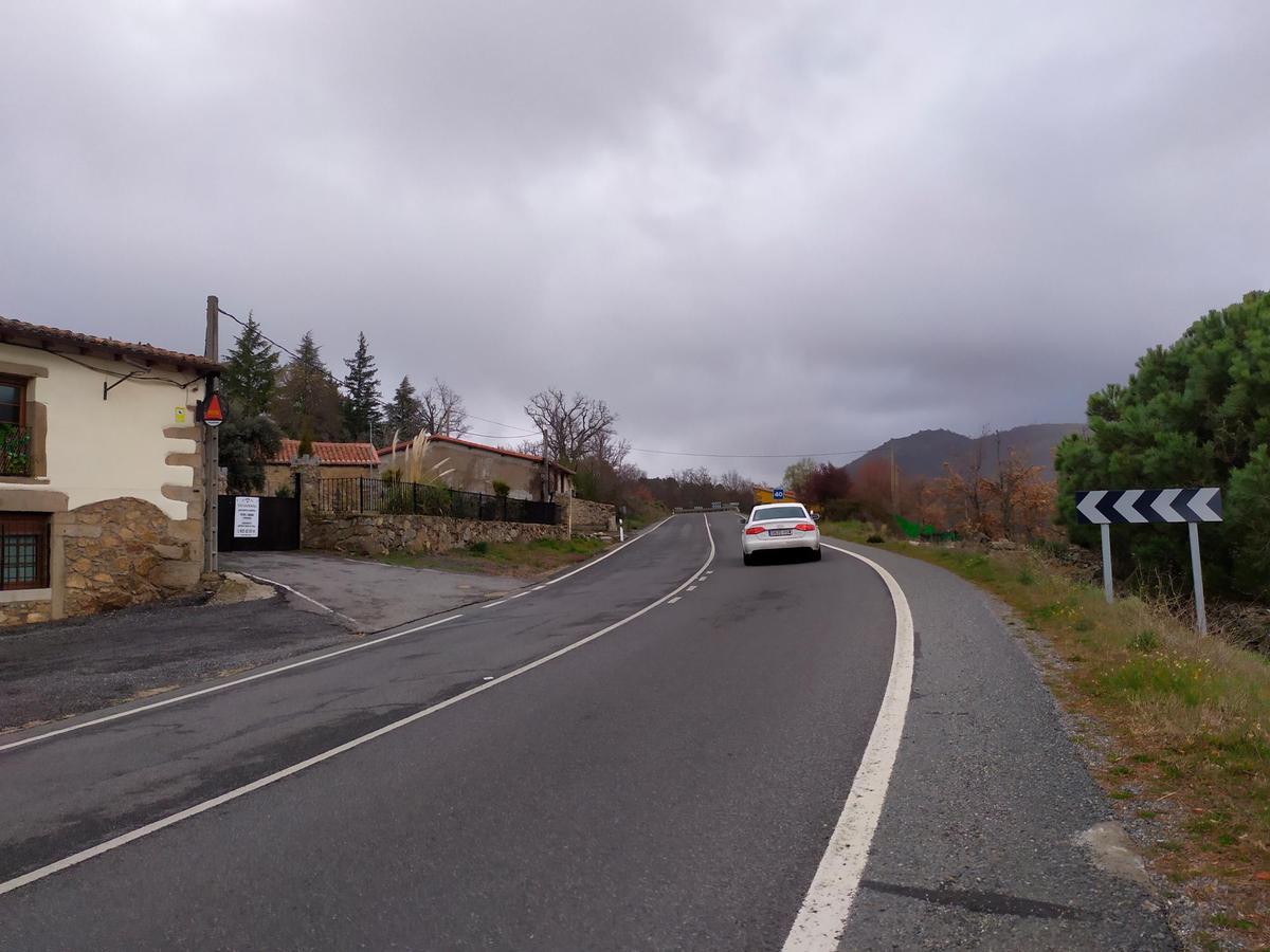 El accidente tuvo lugar en este punto de la antigua N-630, en el término de Navacarros.