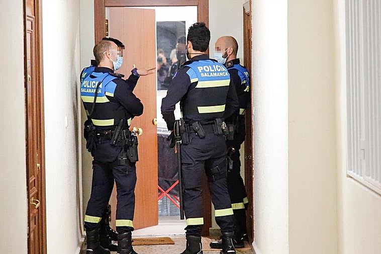 Agentes de la Policía Local en una actuación.