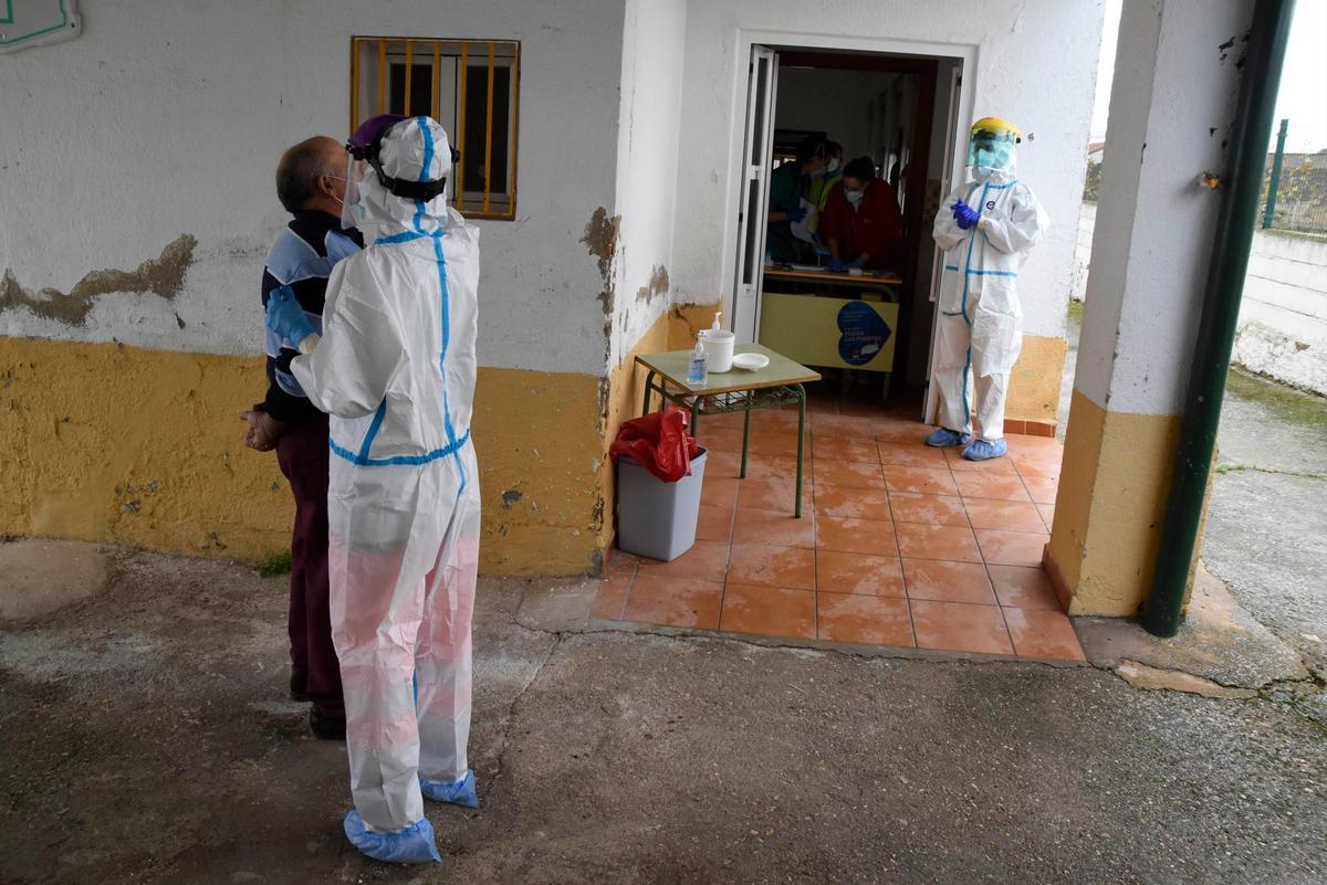 Profesionales sanitarios de Atención Primaria del Sacyl realizaron el test masivo de Puebla de Azaba.