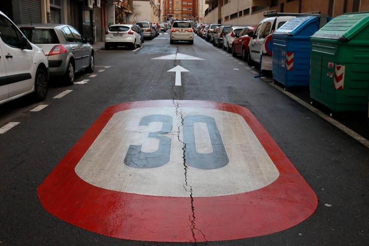 Señal de limitación de 30 kilómetros por hora en una calle salmantina.