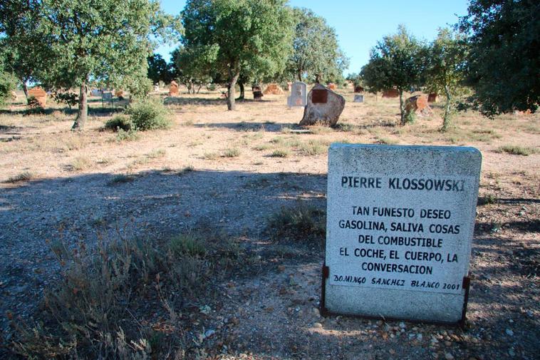 Con el enterramiento de las cenizas del filósofo y artista francés Pierre Klossowski en 2005 empezó esta aventura.