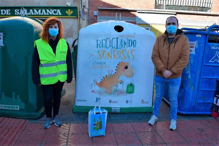 Imagen del contenedor que luce la imagen de la campaña “Reciclando sonrisas”.