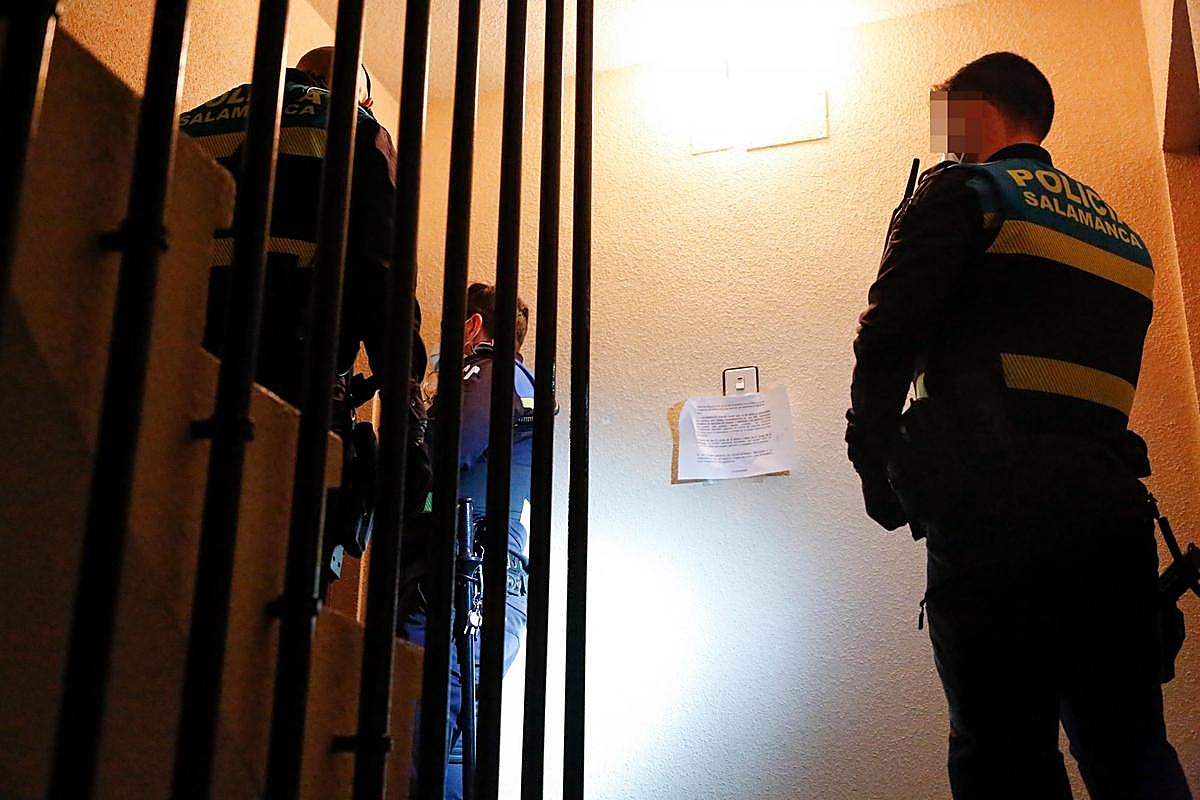 Agentes de la Policía Local junto a la puerta de un domicilio en Salamanca.