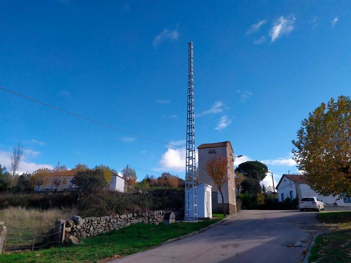 Fuentes de Béjar ha instalado una antena con fondos propios para paliar la falta de cobertura en el pueblo.