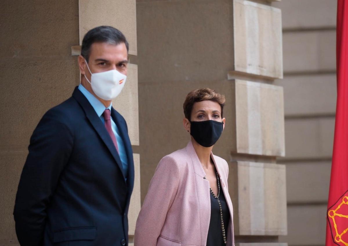 Pedro Sánchez junto a la presidenta de Navarra, María Chivite.