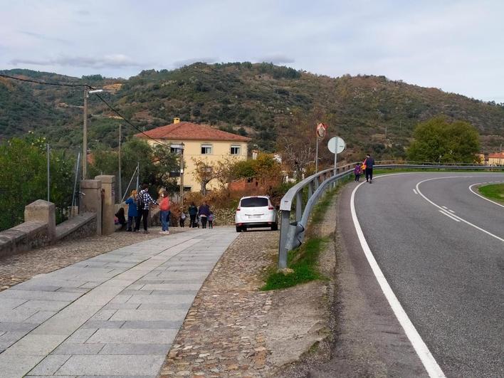 Salida del colegio de San Esteban de la Sierra, localidad que también tiene guardería y residencia.