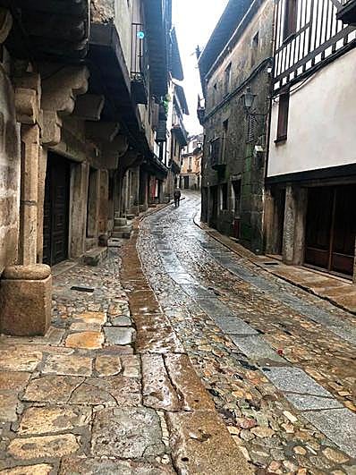 Calle desangelada este domingo en La Alberca.