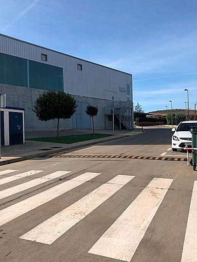 El Consistorio ha instalado bandas reductoras en el entorno del pabellón.