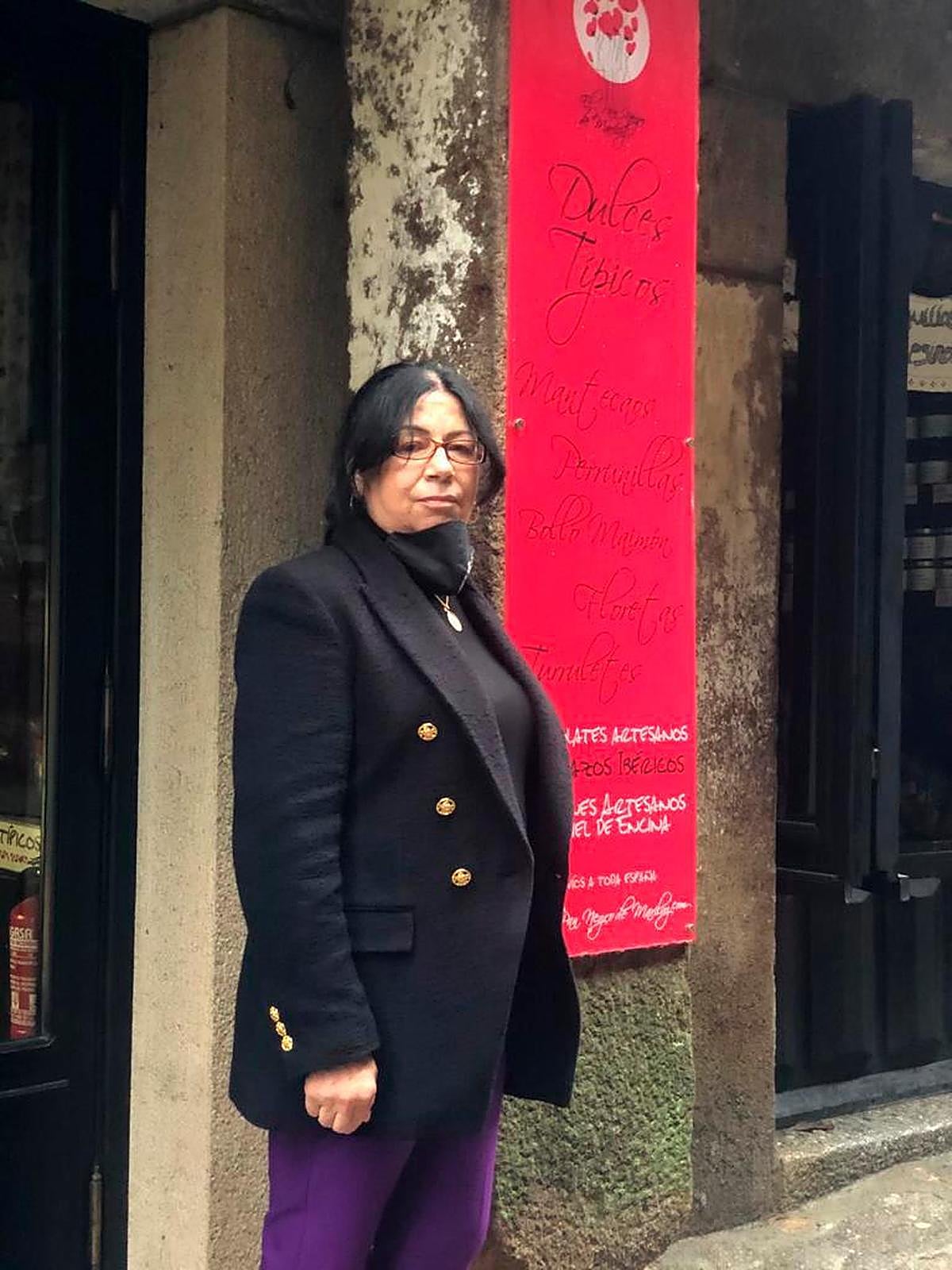 Mari Luz Lorenzo a la puerta de su establecimiento. | CASAMAR