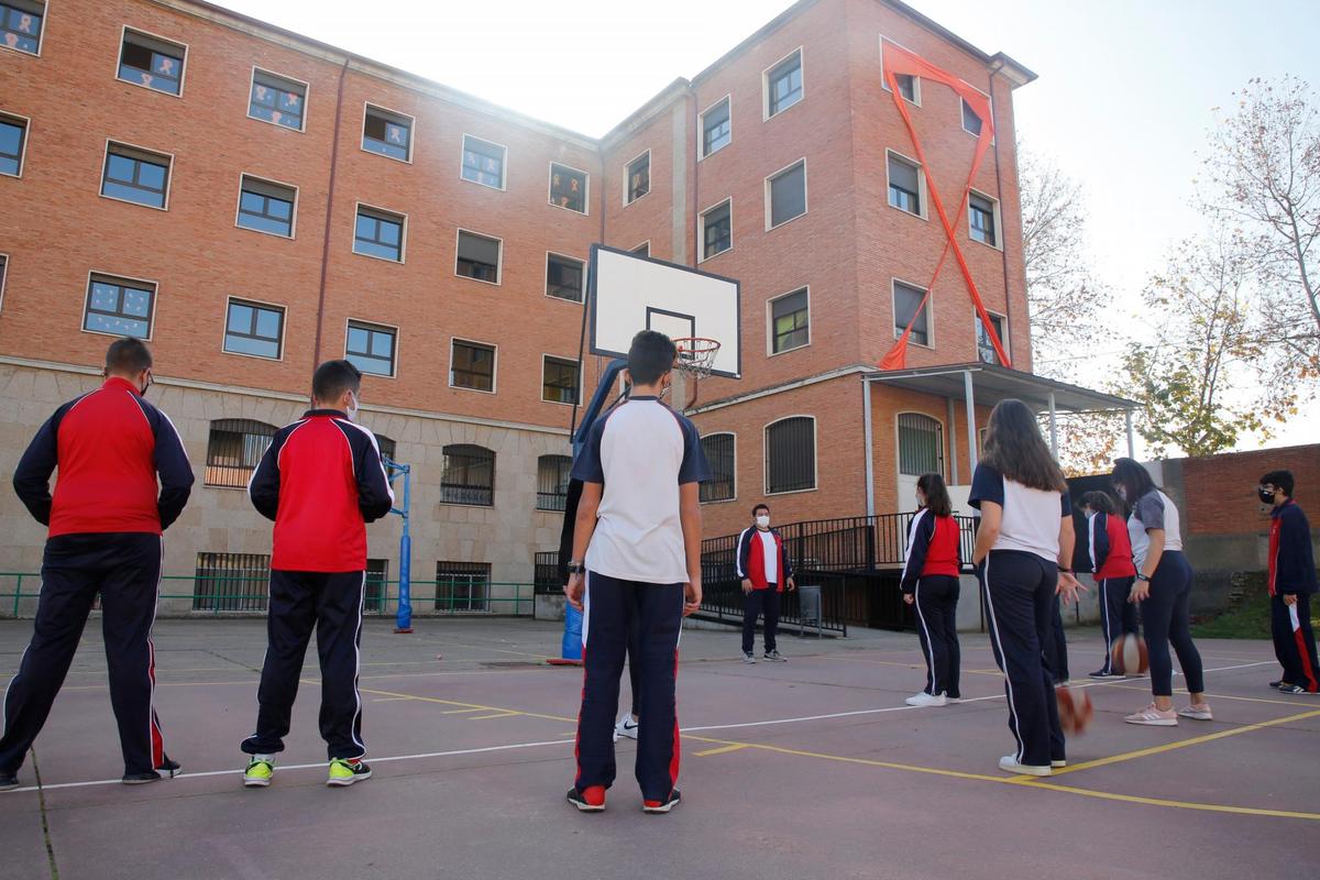 El colegio Trinitarios de Salamanca se suma a la protesta con un lazo gigante en su fachada.