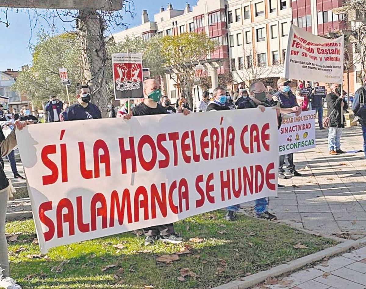 Hosteleros de Van Dyck protestando en Valladolid.