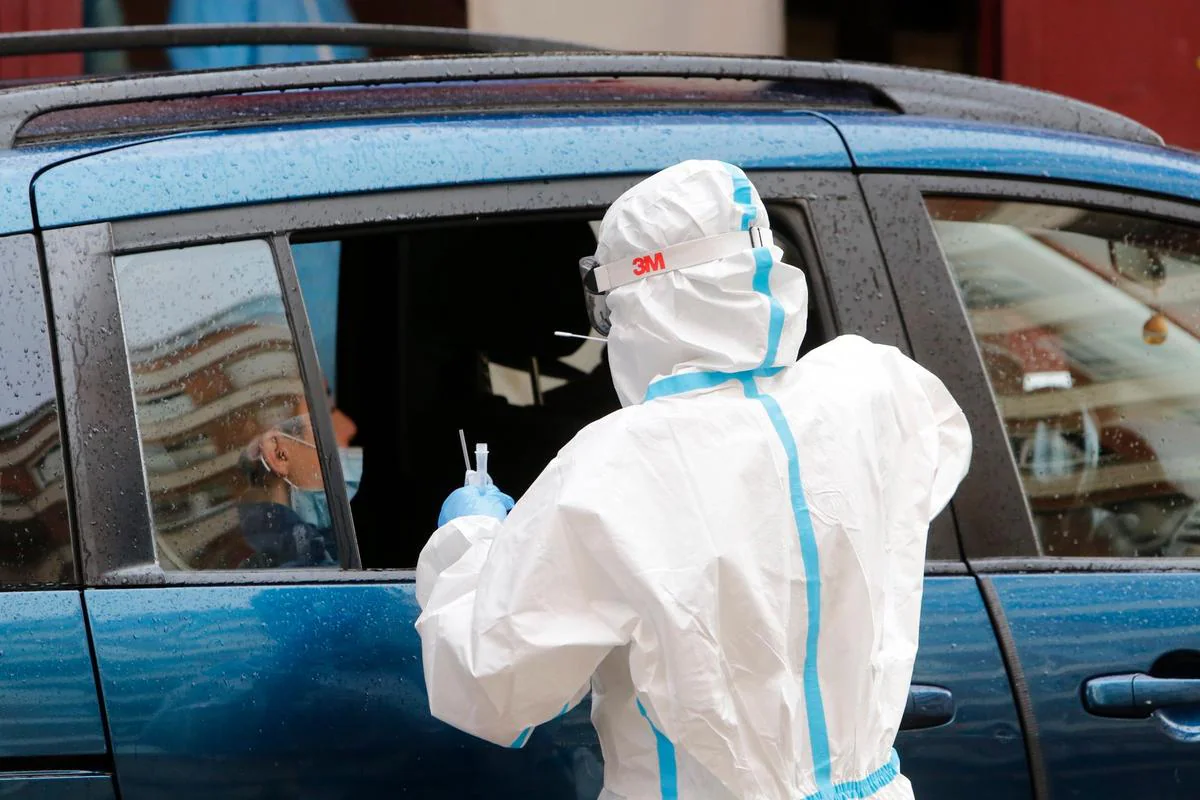 Un sanitario se dispone a practicar una PCR en el COVID-auto de La Alamedilla.