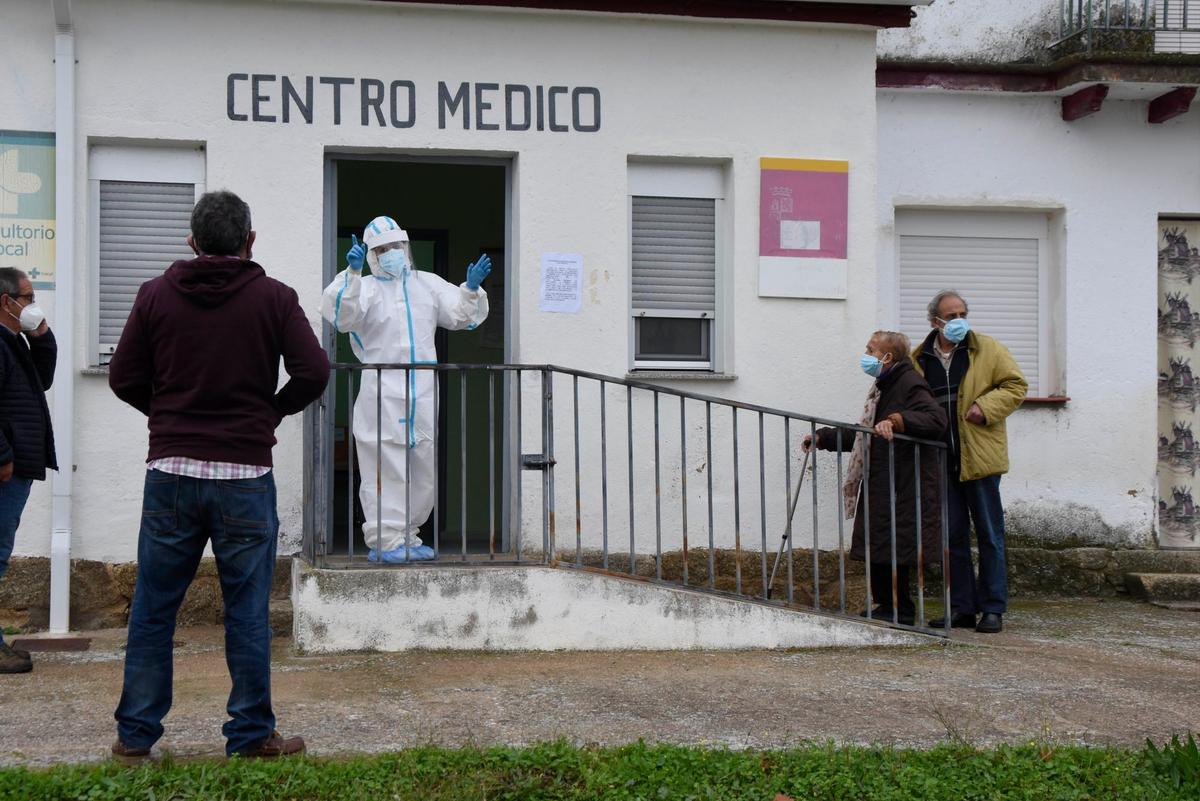 Los vecinos de Puerto Seguro, en la cola del cribado masivo.