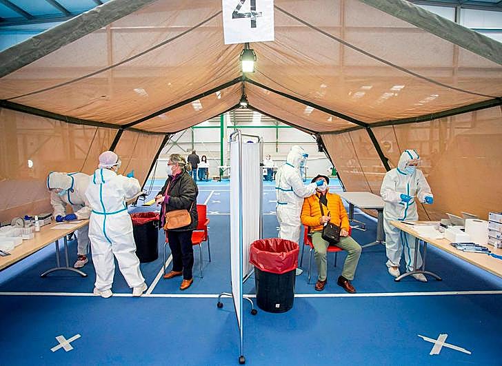 Varias personas se someten a las pruebas durante el test masivo de antígenos en Burgos.