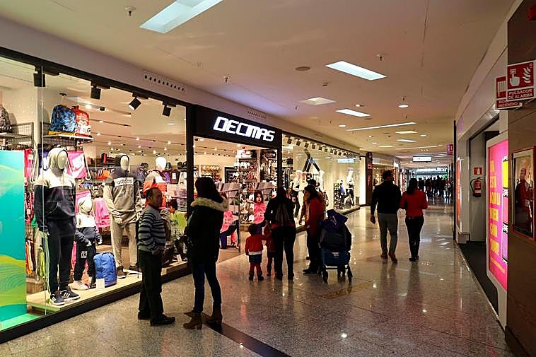 Imagen de una tienda abierta.