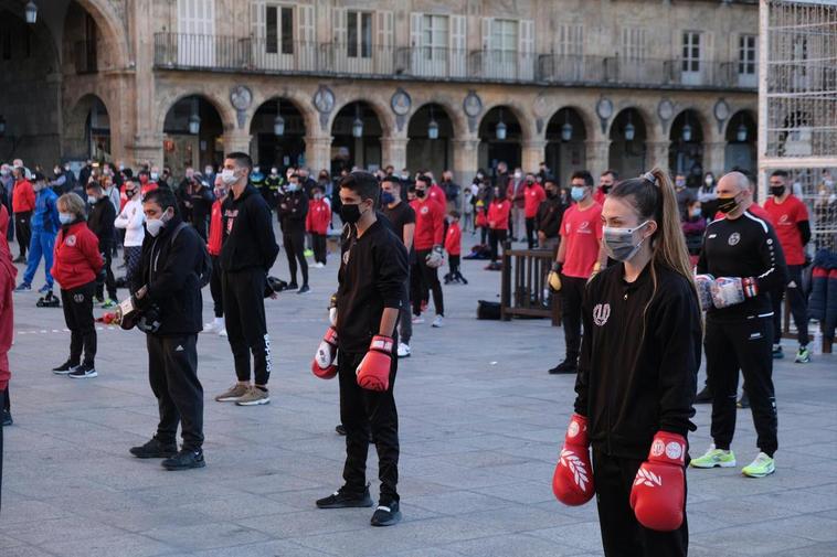 Concentración de deportistas en la Plaza Mayor para pedir la reapertura de los gimnasios.