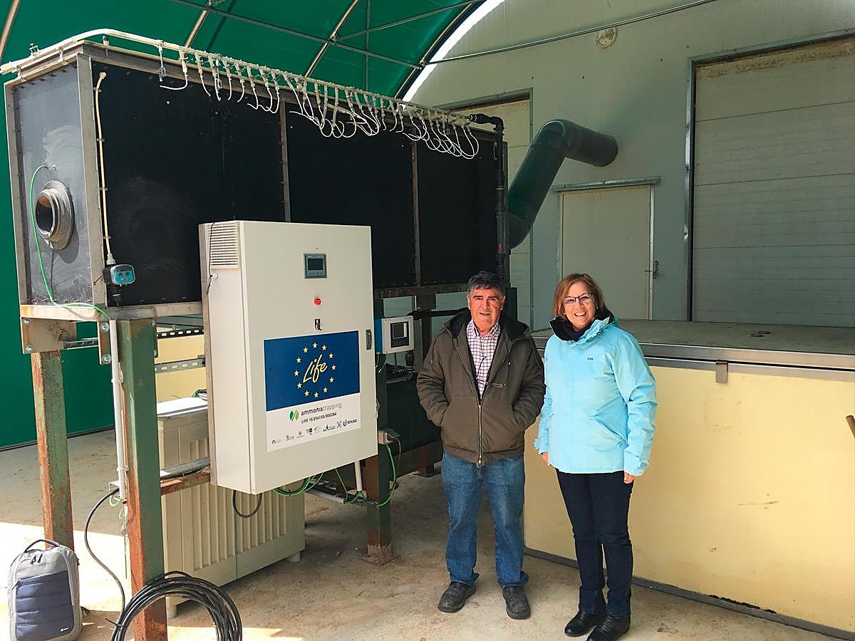 La investigadora Mercedes Sánchez Báscones, en el prototipo