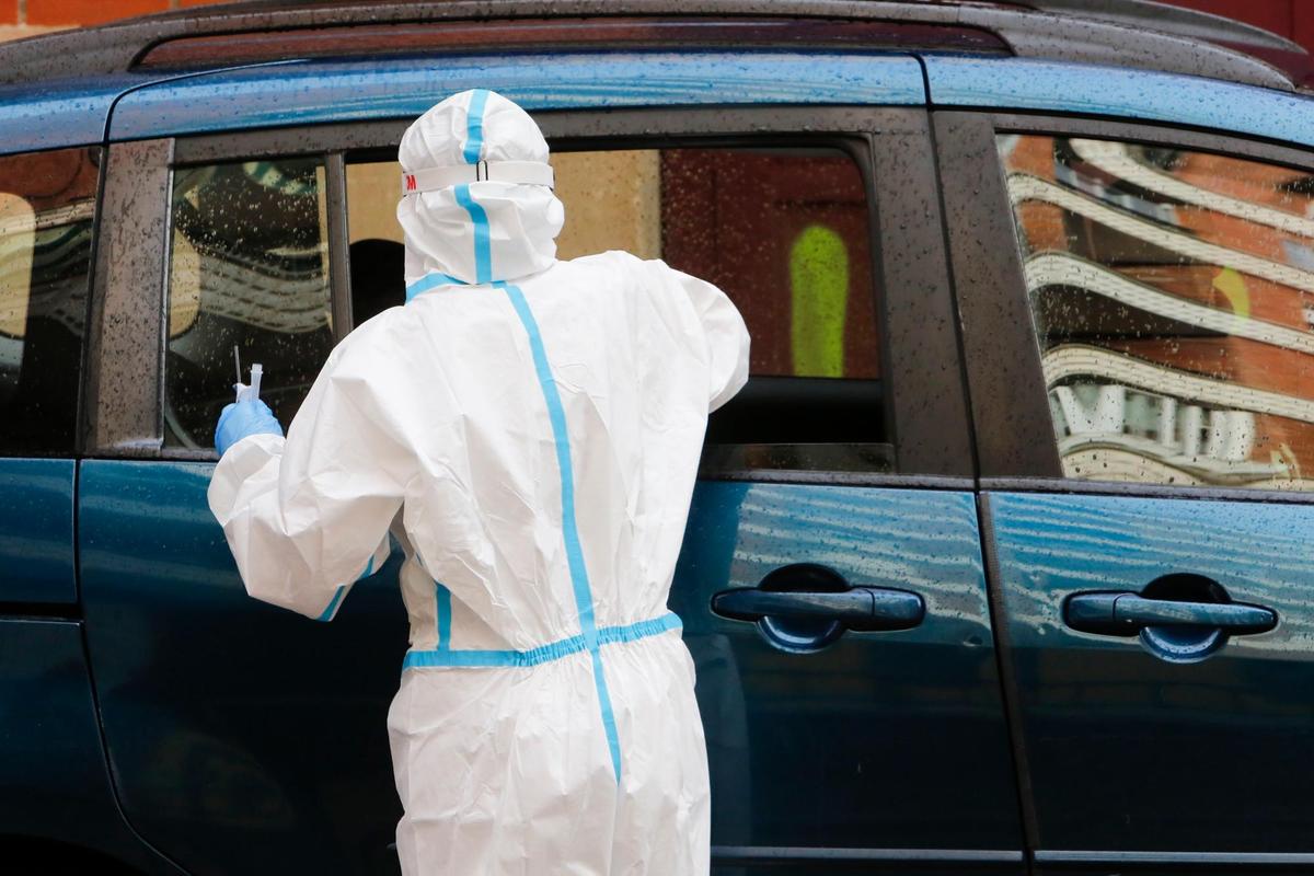 Un sanitario realiza una prueba PCR en Salamanca.