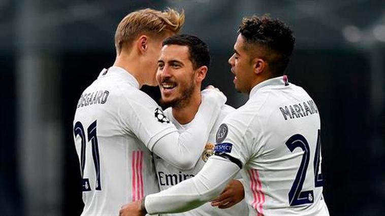 Odegaard y Mariano felicitan a Hazard tras el 0-1 en el Inter-Real Madrid de la Liga de Campeones 2020-2021.