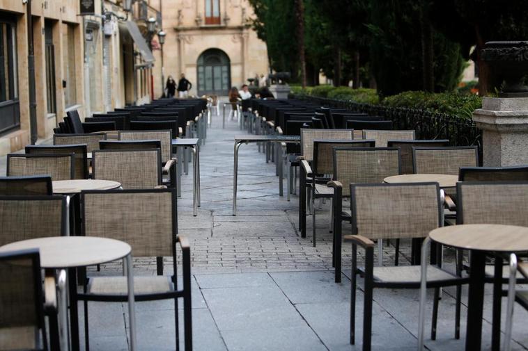 Una terraza vacía en Salamanca.