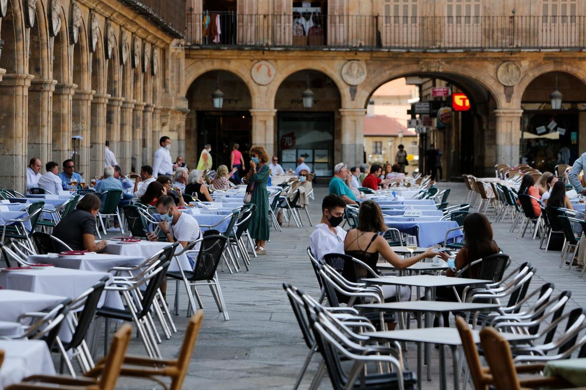 Clientes en las terrazas de la Plaza Mayor.