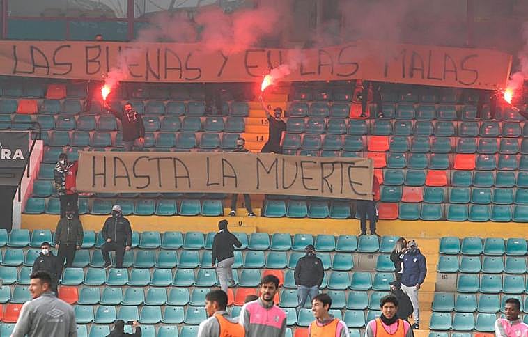 Aficionados con bengalas despliegan una pancarta en el entrenamiento del Salamanca