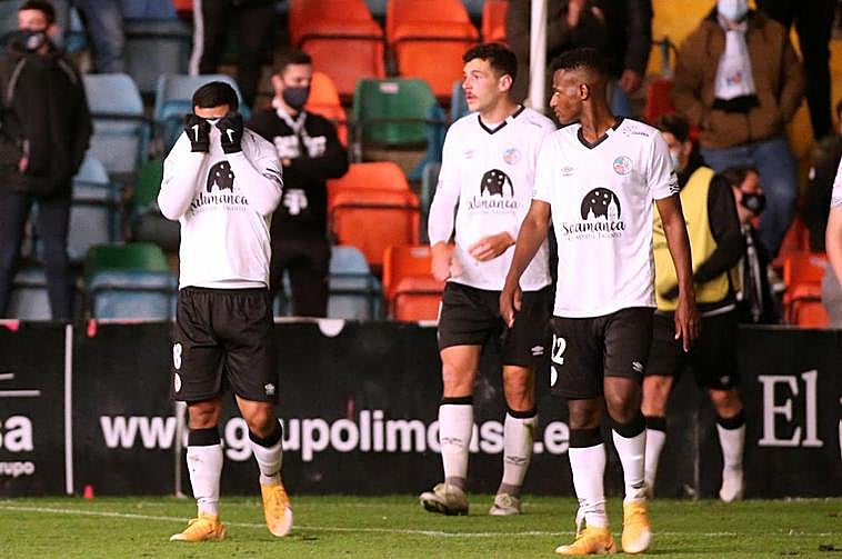 Jugadores del Salamanca UDS, impotentes tras la derrota.