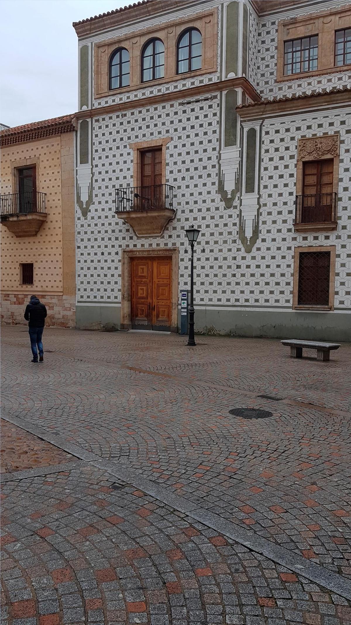 Recibió una educación musical laica en la Escuela de Nobles y Bellas Artes de San Eloy.