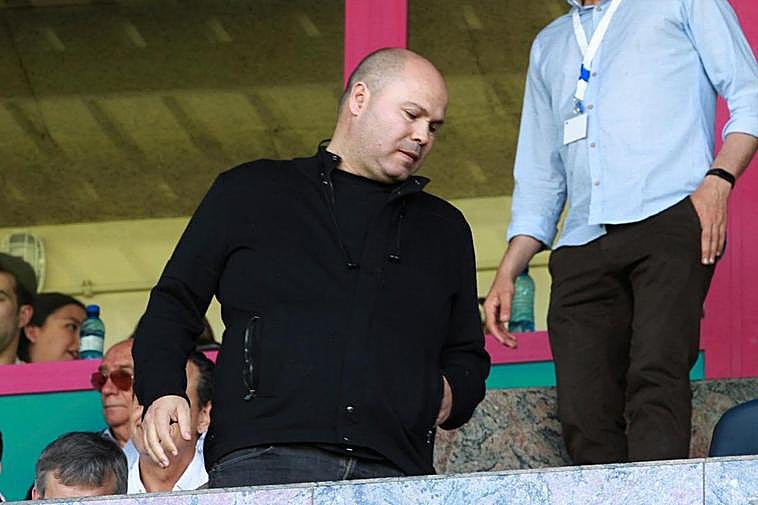 Manuel Lovato, presidente del Salamanca, en el palco del estadio Helmántico.
