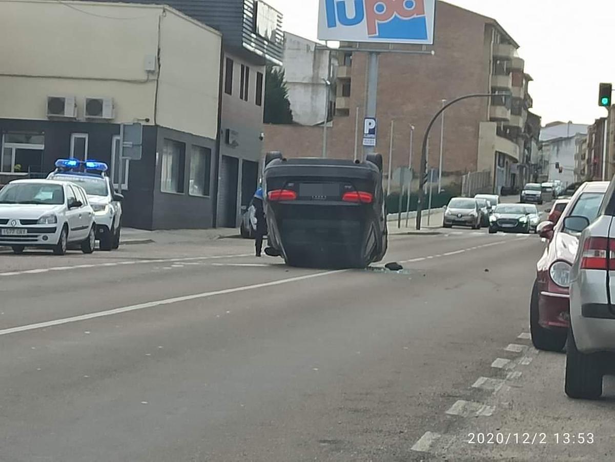 El turismo volcado en pleno casco urbano de Guijuelo.