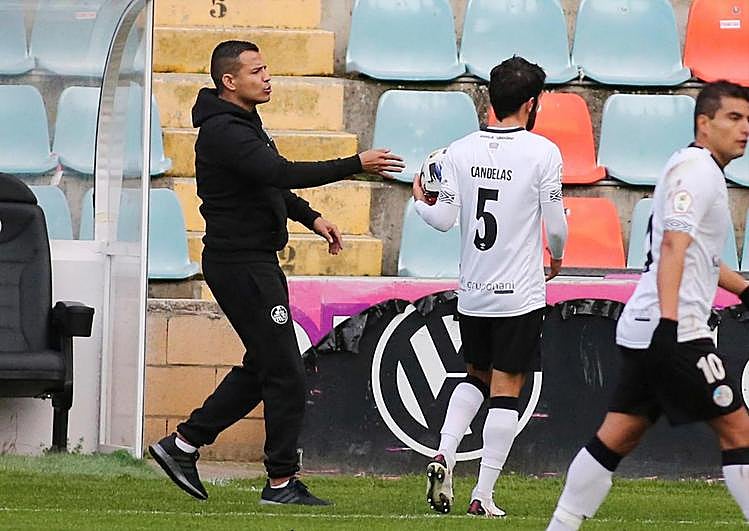 Rafa Dueñas, en el banquillo del estadio Helmántico.