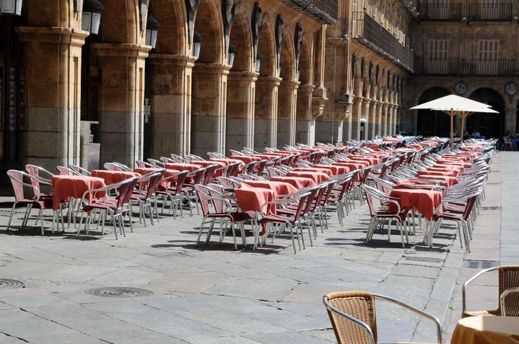 Terrazas vacías de los establecimientos de la Plaza Mayor.