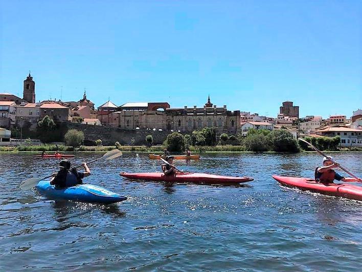 Niños iniciándose al piragüismo en Alba de Tormes